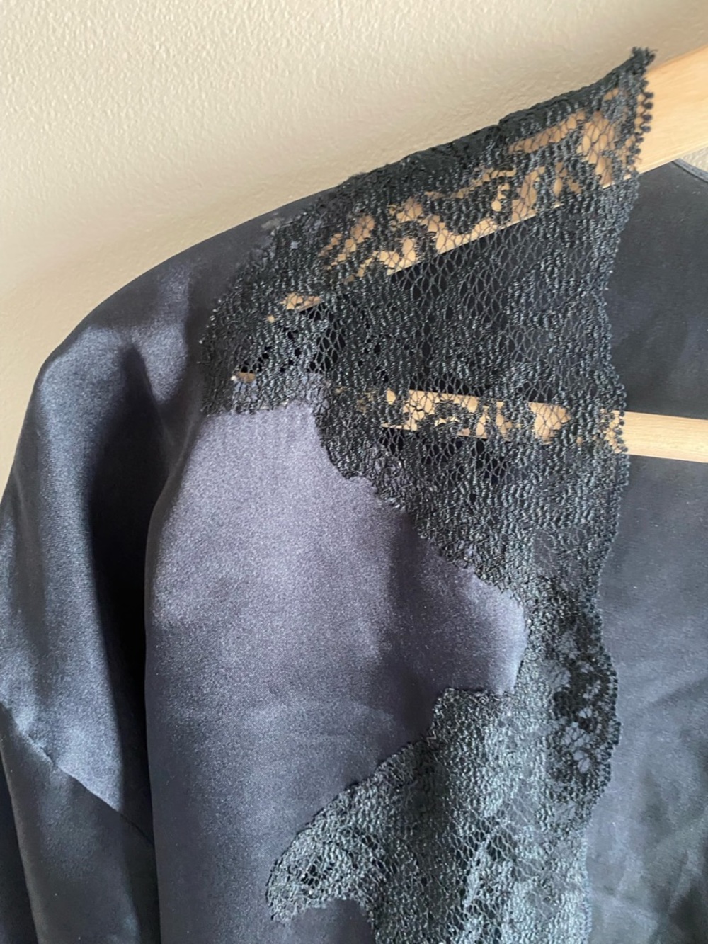 Vintage‎ Victoria's Secret Black Satin Lace-Trim Tie Robe - Picture 3 of 6